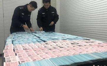 北京鐵警搗毀一制假窩點查獲假火車票2600余張(轉(zhuǎn)自中國新聞網(wǎng)) 北京鐵路警方8日通報稱,一個隱藏在出租房內(nèi)制作假火車票的窩點日前被警方端掉,當(dāng)場繳獲假火車票2600余張。 中新網(wǎng)北京12月8日電 (王海蛟)北京鐵路警方8日通報稱,一個隱藏在出租房內(nèi)制作假火車票的窩點日前被警方端掉,當(dāng)場繳獲假火車票2600余張。犯罪嫌疑人唐某已被北京鐵路警方刑事拘留。 據(jù)了解,為切實維護廣大旅客合法權(quán)益,嚴(yán)厲打擊涉票違法犯罪活動,確保2020年春運鐵路治安秩序良好,公安部鐵路公安局從2019年12月1日起,在全國鐵路公安機關(guān)啟動為期80天的打擊倒票“獵鷹-2020”戰(zhàn)役。 據(jù)北京鐵路公安處治安支隊相關(guān)負(fù)責(zé)人介紹,通過近一周的摸排調(diào)查工作,12月5日18時許,治安支隊在北京市豐臺區(qū)一平房內(nèi)查獲一處制作假火車票窩點,當(dāng)場抓獲嫌疑人唐某。據(jù)唐某交代,他是通過在互聯(lián)網(wǎng)某網(wǎng)站發(fā)布消息進行招攬,然后再根據(jù)客戶要求制作販賣用于報銷的假火車票,每張收費25元至35元不等。隨后,民警又在出租房內(nèi)查獲制假工具,以及制作的半成品假火車票2500余張、已經(jīng)制作完成的假火車票130張。目前,該嫌疑人因涉嫌偽造有價票證罪,已被北京鐵路警方刑事拘留。 據(jù)悉,在“獵鷹-2020”戰(zhàn)役中,北京鐵路警方抽調(diào)專門警力組建“獵鷹小分隊”,部署警力加大利用互聯(lián)網(wǎng)進行倒賣火車票、以及利用他人身份信息囤積車票等不法行為,全方位擠壓涉票違法犯罪活動空間。(完)